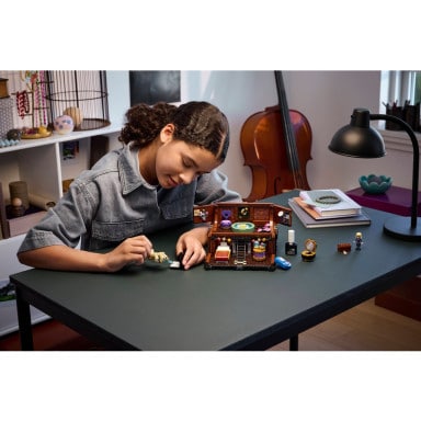 LEGO 76785 Wednesday Mieszkanie Rączki – zdjęcie