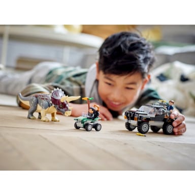 LEGO 76950 Jurassic World Triceratops i zasadzka z pick-upem – zdjęcie