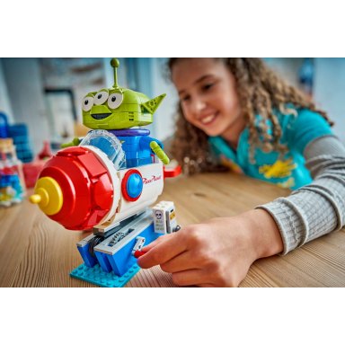 LEGO 43307 Toy Story Kosmita z bujaną rakietą Pizza Planet – zdjęcie