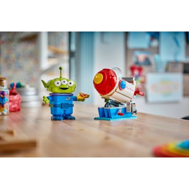 LEGO 43307 Toy Story Kosmita z bujaną rakietą Pizza Planet – zdjęcie