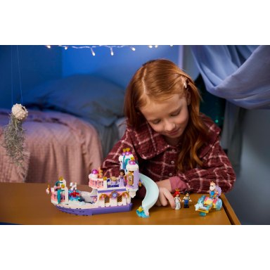 LEGO 43299 Disney Princess Królewska łódź weselna Arielki – zdjęcie