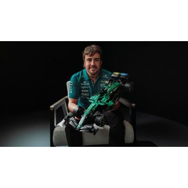 LEGO 42240 Technic Bolid F1 Aston Martin Aramco AMR25 – zdjęcie