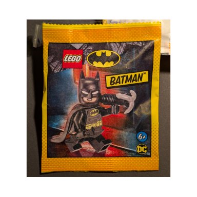 LEGO 212406 Batman with Grappling Hook and Batarang