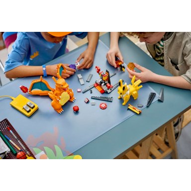 LEGO 72167 Pokémon SMART Play: Charizard kontra Jolteon — ostateczna bitwa – zdjęcie