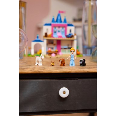 LEGO 43283 Disney Princess Zamek Kopciuszka i jej zwierzęcych przyjaciół – zdjęcie