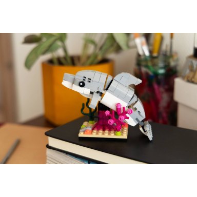 LEGO 5010075 Promotional Delfin na małej podstawce – zdjęcie