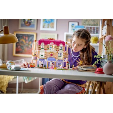 LEGO 42704 Friends Grand Hotel w mieście Heartlake – zdjęcie