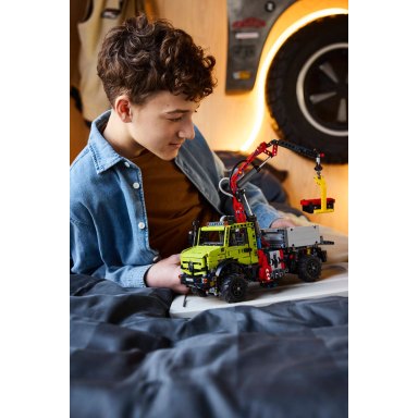LEGO 42242 Technic Mercedes-Benz Unimog U 5023 z dźwigiem – zdjęcie