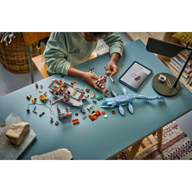 LEGO 77983 Jurassic World Atak mozazaura na łódź – zdjęcie