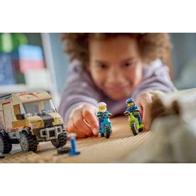 LEGO 60512 Off-Road Furgonetka z rowerami górskimi – zdjęcie
