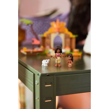 LEGO 43282 Disney Wiejska chatka i łódź – zdjęcie