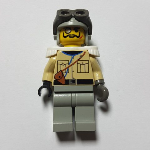 Minifigurka LEGO Baron Von Barron (Pilot) with Light Gray Hat