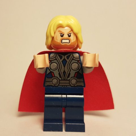 Minifigurka LEGO Thor with Red Cape and Bright Yellow Hair