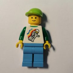 Minifigurka LEGO Man, Floating Classic Spaceman on Shirt, Medium Azure Legs, Lime Cap