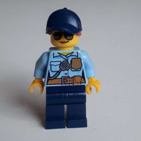 Minifigurka LEGO Policewoman Sam Solo, Bright Light Blue Shirt with Radio and Badge, Dark Blue Legs, Dark Blue Cap with Hair, Sunglasses