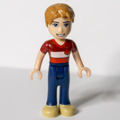 Minifigurka LEGO Henry - Red Shirt, Dark Blue Trousers