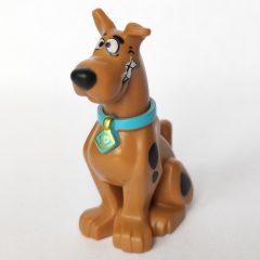 Minifigurka LEGO Scooby-Doo Sitting Down with Scared, Clenched Teeth