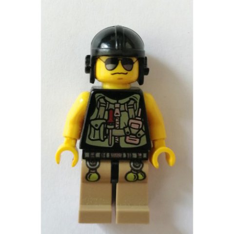 Minifigurka LEGO Hero with Utility Vest