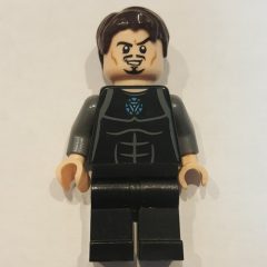 Minifigurka LEGO Tony Stark in Black Shirt with Chest Arc Reactor