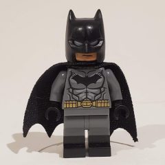 Minifigurka LEGO Batman, Dark Bluish Gray Suit, Black Cape and Cowl, Black Head, Black Boots, Small Batman Logo
