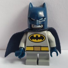 Minifigurka LEGO Batman, Light Bluish Gray Suit, Dark Blue Cape and Cowl, Short Legs