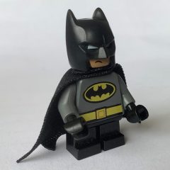 Minifigurka LEGO Batman, Dark Bluish Gray Suit, Black Cape and Cowl, Short Legs