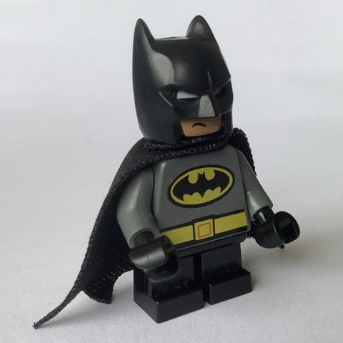 Minifigurka LEGO Batman, Dark Bluish Gray Suit, Black Cape and Cowl, Short Legs