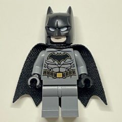 Minifigurka LEGO Batman, Dark Bluish Gray Suit, Black Cape and Cowl, Black Head, Dark Bluish Gray Legs, Gold Trim Batman Logo (39444 Cape)