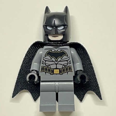 Minifigurka LEGO Batman, Dark Bluish Gray Suit, Black Cape and Cowl, Black Head, Dark Bluish Gray Legs, Gold Trim Batman Logo (39444 Cape)