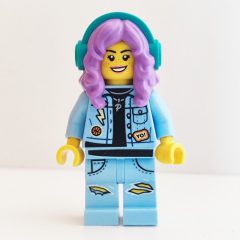 Minifigurka LEGO Parker L. Jackson, Bright Light Blue Denim Jacket, Medium Lavender Hair with Headphones