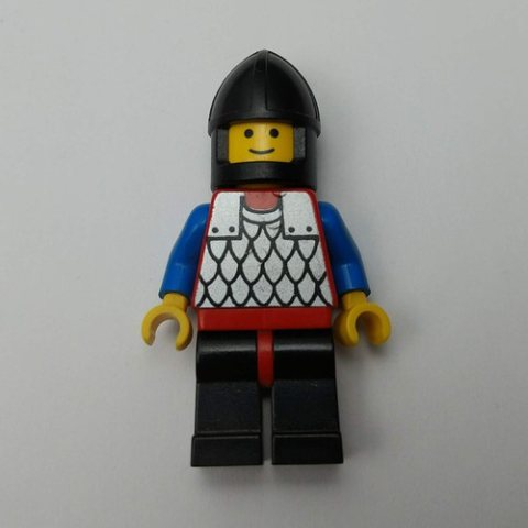 Minifigurka LEGO Knight (Scale Mail on Red) - Blue Arms, Black Legs, Black Chin-Guard