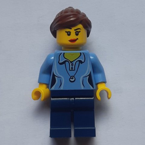 Minifigurka LEGO Woman, Medium Blue Polo Shirt with Necklace, Dark Blue Legs, Reddish Brown Ponytail