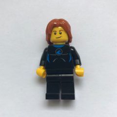 Minifigurka LEGO Man, Black Wetsuit, Mid-Length Dark Orange Hair