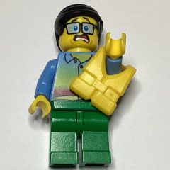 Minifigurka LEGO Man, Sunset Shirt with Palm Trees, Green Legs, Yellow Life Vest, Glasses