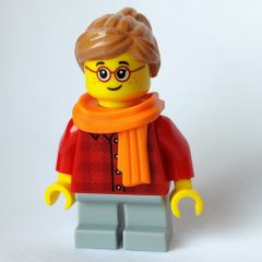 Minifigurka LEGO Girl, Red Flannel Shirt, Short Light Bluish Gray Legs, Orange Scarf, Glasses