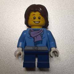 Minifigurka LEGO Girl, Medium Blue Jacket with Medium Lavender Scarf, Short Dark Blue Legs, Dark Brown Hair