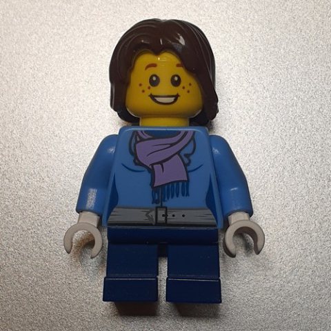 Minifigurka LEGO Girl, Medium Blue Jacket with Medium Lavender Scarf, Short Dark Blue Legs, Dark Brown Hair