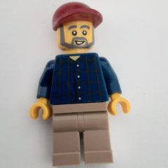 Minifigurka LEGO Man, Dark Blue Plaid Shirt, Tan Legs, Dark Red Cap, Beard
