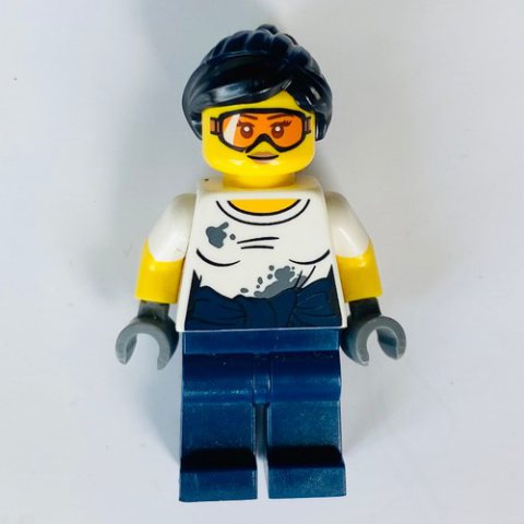 Minifigurka LEGO Mechanic, Dirty White Shirt, Dark Blue Legs, Orange Goggles, Woman