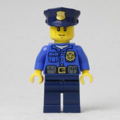 Minifigurka LEGO Policeman, Blue Shirt with Badge and Pouches, Dark Blue Legs, Dark Blue Police Hat with Badge, Cheek Lines