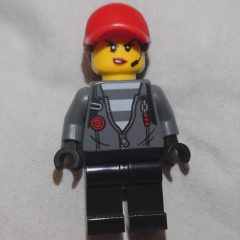 Minifigurka LEGO Criminal, Woman, Open Dark Bluish Gray Jacket with Zipper over Prison Shirt, Red Cap with Hair