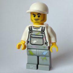 Minifigurka LEGO Man, Light Bluish Gray Overalls with Paint Stains, White Cap, Stubble