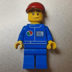 Minifigurka LEGO Man, Blue Jumpsuit with Octan Logo, Dark Red Cap