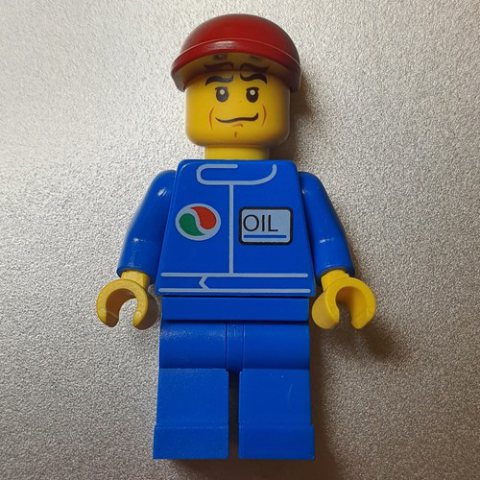 Minifigurka LEGO Man, Blue Jumpsuit with Octan Logo, Dark Red Cap