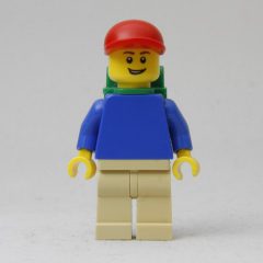 Minifigurka LEGO Blue Torso, Tan Legs, Red Cap, Green Backpack
