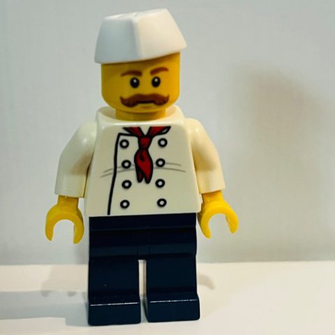 Minifigurka LEGO Chef, Red Neckerchief, Dark Blue Legs, Butcher's Hat