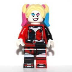 Minifigurka LEGO Harley Quinn in Black and Red Jester Outfit, Bright Light Yellow Hair with Magenta and Azure Highlights