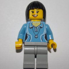 Minifigurka LEGO Woman, Medium Blue Polo Shirt with Necklace, Light Bluish Gray Legs, Black Hair