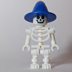 Minifigurka LEGO Skeleton, Standard Face, Bent Arms, Blue Wizard Hat