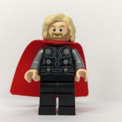 Minifigurka LEGO Thor, Tan Hair, Black Armor, Red Cape